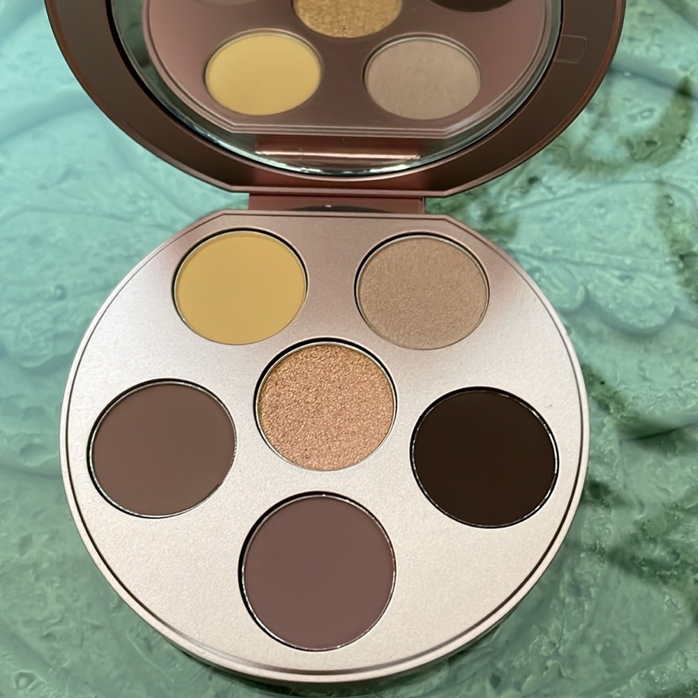 MAC Eye Love Surprises Eyeshadow Palette - Best-Sellers Limited Edition